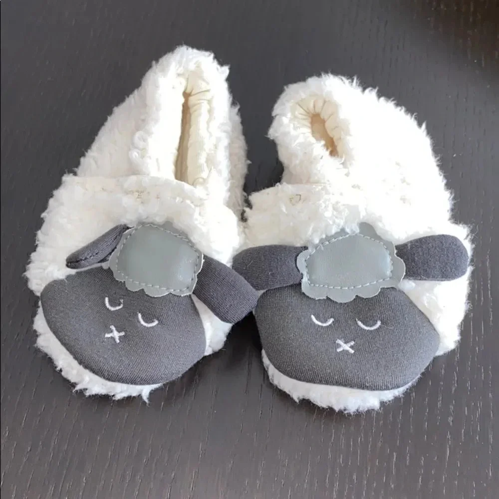 Baby slippers-sheep.